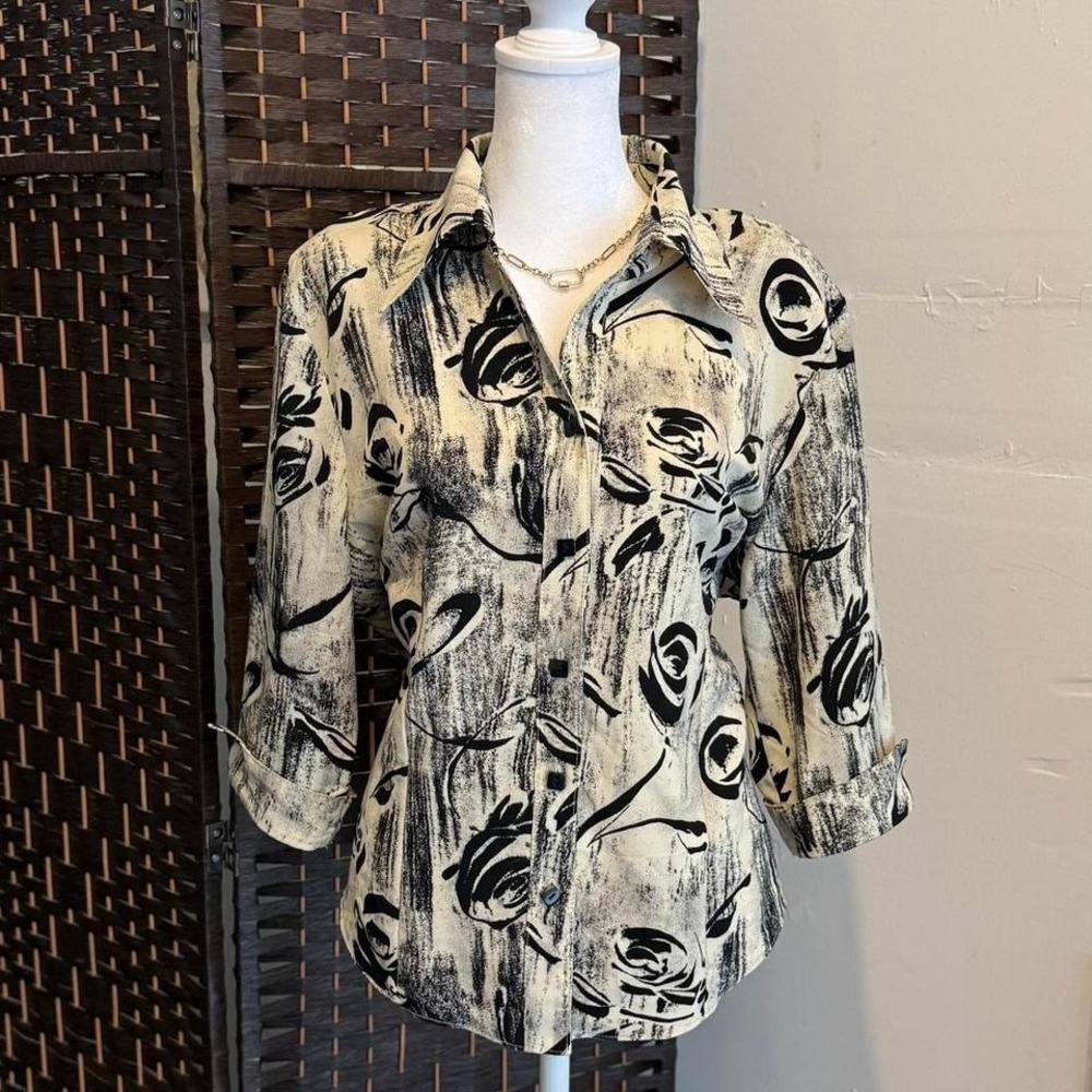 Women's 90's Cream and Black Flower Rose Button-up Top with 3/4 sleeves Size 46